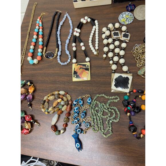 Box of vintage costume jewelry lot - Picture 5 of 15